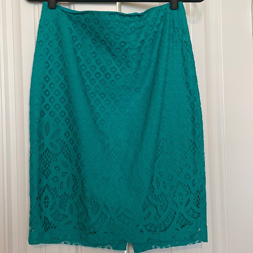 Loft skirt. Size 6 good condition..